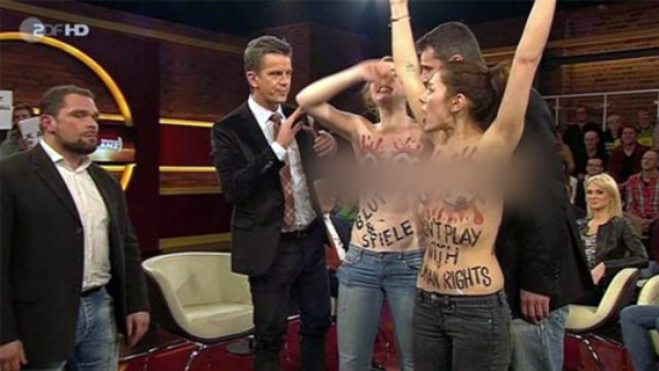 VIDEO: Protestan semidesnudas contra la FIFA en programa de TV