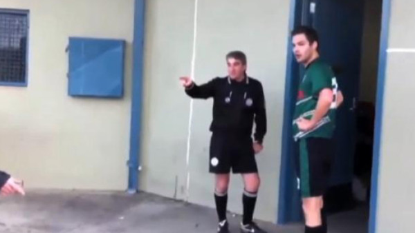 Futbolista es expulsado por un piercing en los genitales