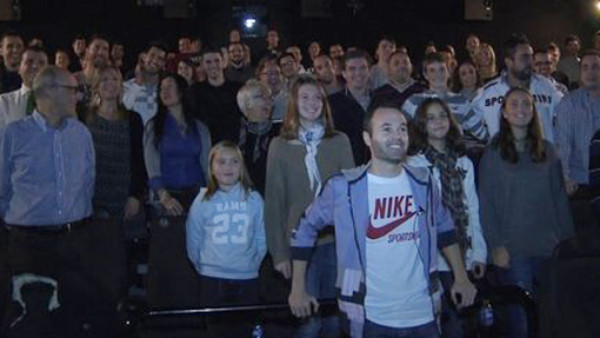 Andrés Iniesta se va al cine con 100 'amigos' de Facebook