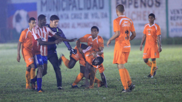 VIDEO: Futbolista agrede a árbitro en Segunda División de Honduras