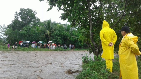 El impactante rescate de un niño sobre las bravas aguas de un río en Omoa
