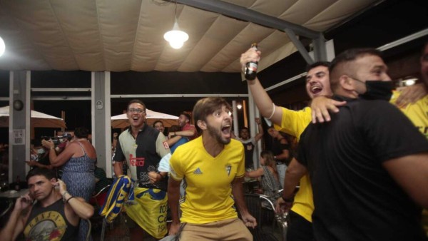 Locura total: Así festejaron los aficionados el ascenso del Cádiz y Choco Lozano en España ¿Y el COVID-19?&nbsp;&nbsp;&nbsp;