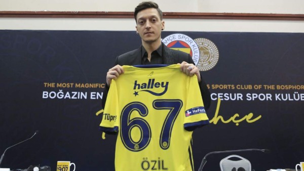 Así es la nueva vida de Ozil con su preciosa turca: compra un equipo mexicano y tiene un bajísimo salario
