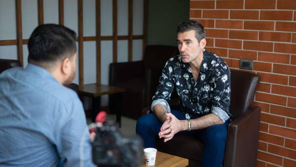 Mientras se tomaba un café, atendió a DIEZ en San Pedro Sula, antes de presenciar el clásico Marathón-Motagua. FOTOS: Mauricio Ayala.