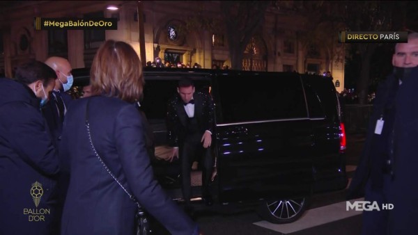 ¿¡Spiderman!? La curiosa alfombra roja del Balón de Oro 2021: el gesto de Mbappé y el jugador que llegó con su madre