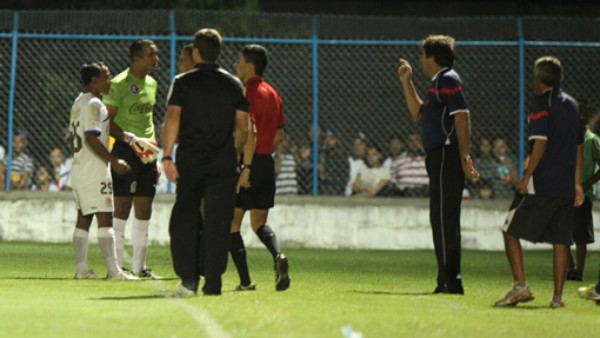 El gol bobo y polémico que le anotan a Donis Escober con Olimpia