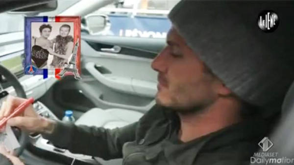 Humorista italiano pide autógrafos a jugadores del PSG con montajes gays