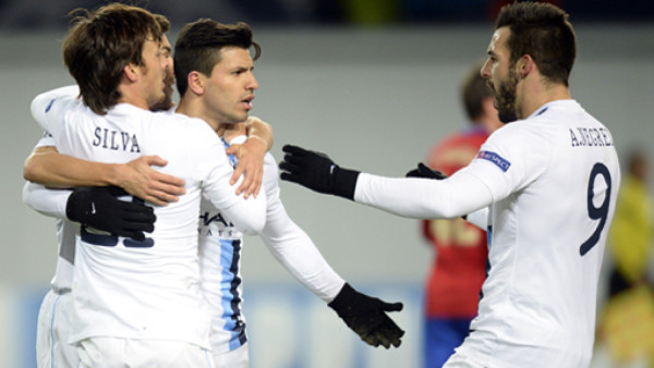 Doblete de Agüero acerca al Manchester City a octavos