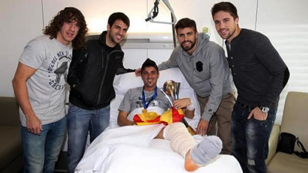 Puyol, Piqué, Cesc y Fontás le llevan a Villa la copa del Mundial de Clubes