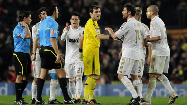 Barcelona sufre, pero despacha al Real Madrid