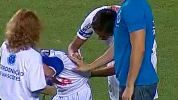 VIDEO: Insólito autógrafo de Neymar a un niño en Brasil