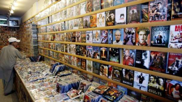 Sería difícil, y traería consigo una multitud de dilemas morales y éticos, el intentar combatir la piratería en América Latina, donde durante años ha sido el sustento de miles de comerciantes individuales.