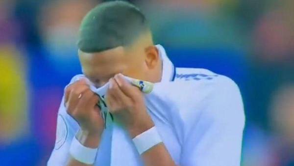 David Alaba oliendo su camiseta durante el ‘clásico’ ante el Barcelona.