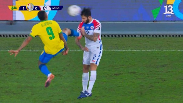 FOTOS: El encontronazo de Neymar con el DT de Chile, Vidal llama 'payaso' al árbitro y el cariño entre barcelonistas