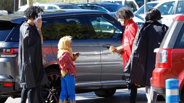 ¡DE LOCOS! Así fue Cristiano Ronaldo a traer a su hijo a la escuela