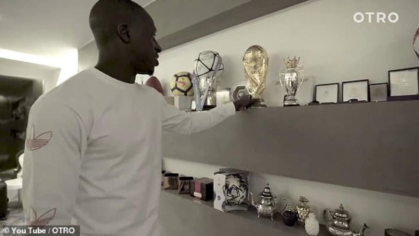 Con cancha de fútbol en el interior: La increíble mansión de Mendy, el crack del Manchester City