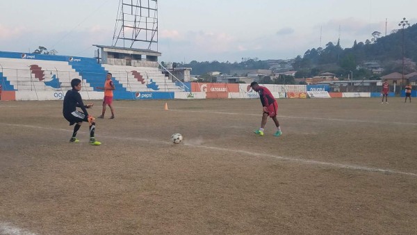 El pésimo estado en el que se encuentra la cancha del estadio Sergio Reyes de Santa Rosa de Copán