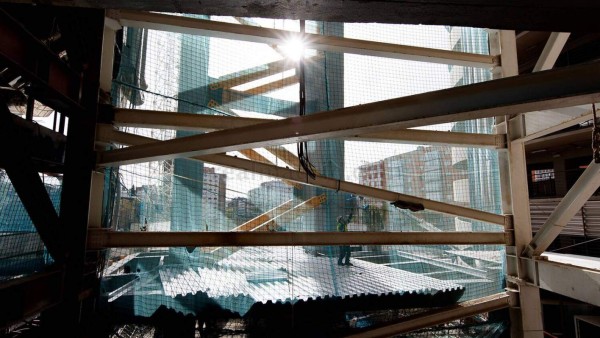 Nuevas imágenes de la transformación histórica del Bernabéu: Instalada la primera megacercha