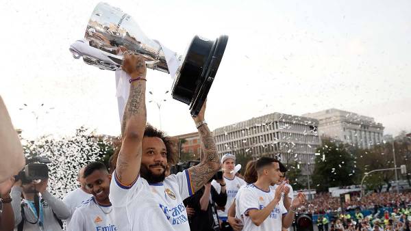 Marcelo levantó la copa 35 de la Liga de España para el Real Madrid en Cibeles.