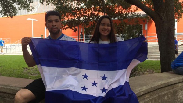 Esposa de Emilio Izaguirre deslumbra en juego de Honduras ante Curazao por la Copa Oro 2019