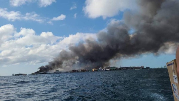 ¡Zozobra! Voraz incendio consume alrededor de 40 viviendas en la isla de Guanaja