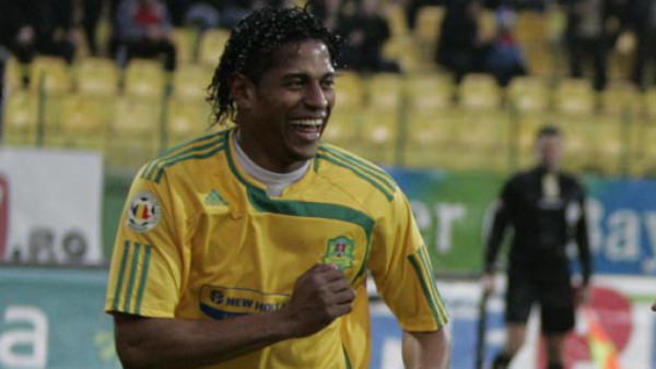 Costly se puede quedar sin jugar