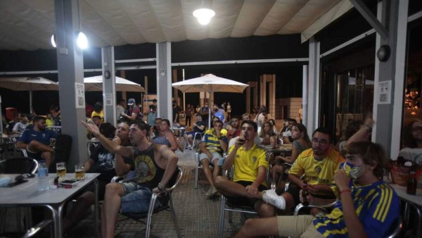 Locura total: Así festejaron los aficionados el ascenso del Cádiz y Choco Lozano en España ¿Y el COVID-19?&nbsp;&nbsp;&nbsp;