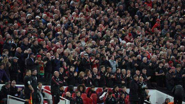 Los hinchas del Liverpool muestran su solidaridad con Cristiano Ronaldo.