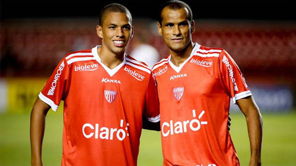 VIDEO: Rivaldo juega un partido oficial junto a su hijo en Brasil