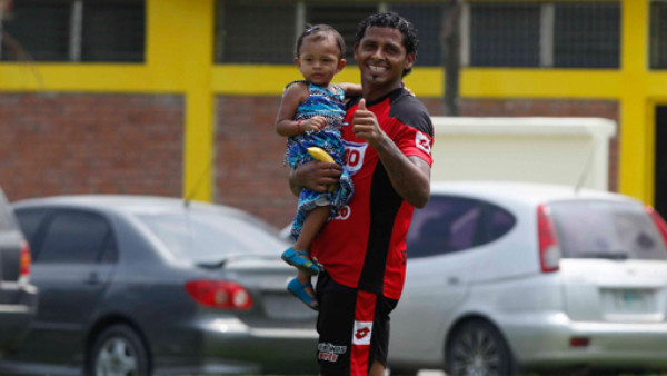 Hija de Barahona lo anima durante entreno