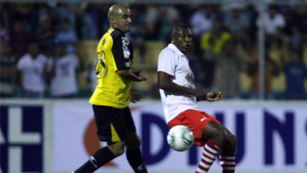 Hispano vence al Necaxa y abandona el sótano