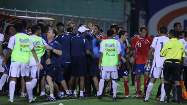 El relajo lo armó el tico Diego Estrada