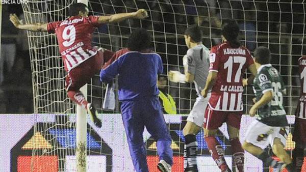 VIDEO: Brutal patada de un argentino en Chile y termina arrestado