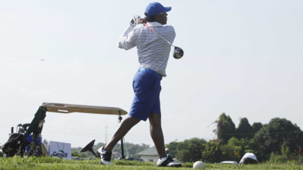 Carlos Pavón también se la juega en el golf