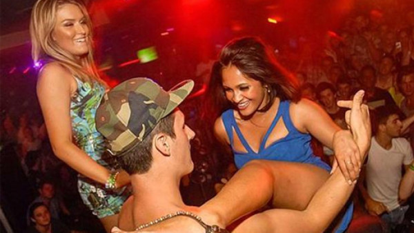 El tenista Tomic celebró sus 21 años en fiesta con excesos y mujeres