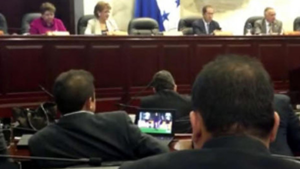 Diputado hondureño mira juego del Barcelona en plena reunión de Congreso