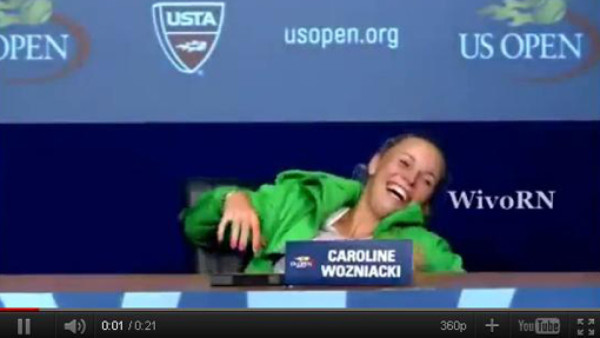 Wozniacki parodia el calambre de Rafael Nadal