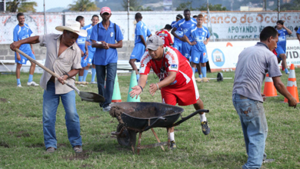 Savio se entrena con cajas de cerveza