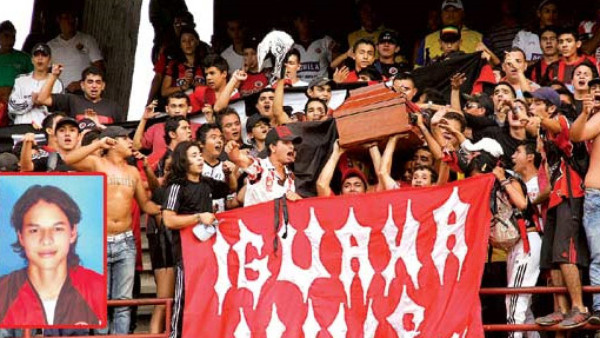 Barra entra ataúd con hincha muerto a estadio en Colombia