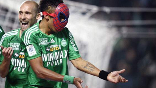 VIDEO: Anota en Francia y celebra al estilo Spiderman