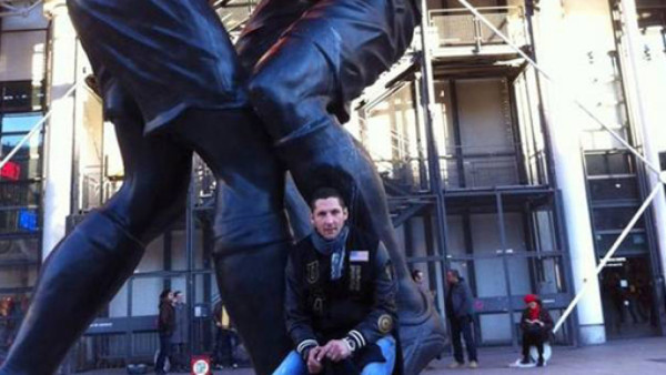 Materazzi visitó la estatua del cabezazo de Zidane