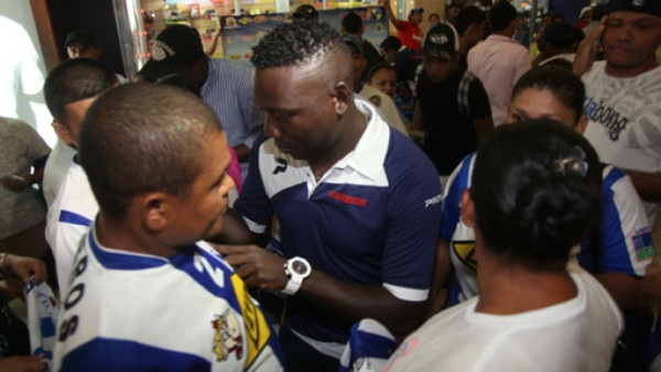 Victoria hace espacio para autógrafos y fotografías con sus aficionados