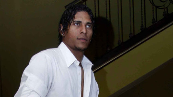 Sigue la novela de Carlo Costly