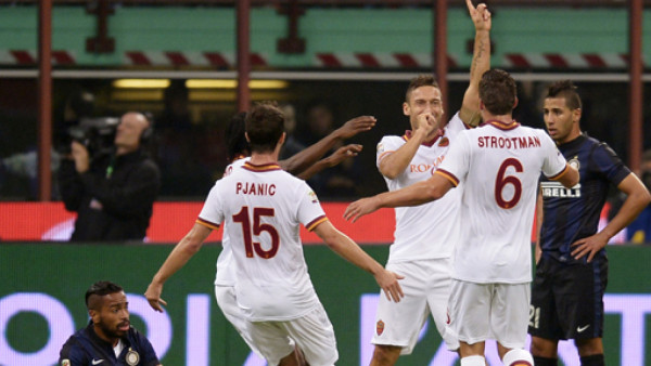 As Roma goleó al Inter y es líder solitario