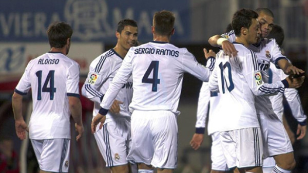 Real Madrid golea y sigue a 8 del líder Barcelona