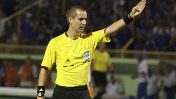 Mark Geiger, el estadounidense que arbitrará por segunda vez en el Nacional