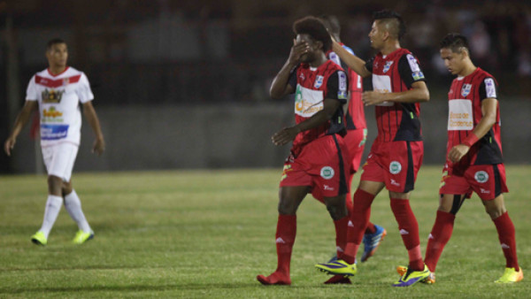 VIDEO: Clayvin Zúniga salió llorando y entre aplausos tras ser expulsado