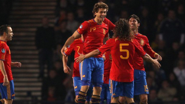 Llorente salva la noche de España