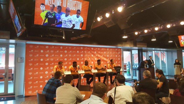 Así fue la presentación de Elis y Quioto con el Houston Dynamo