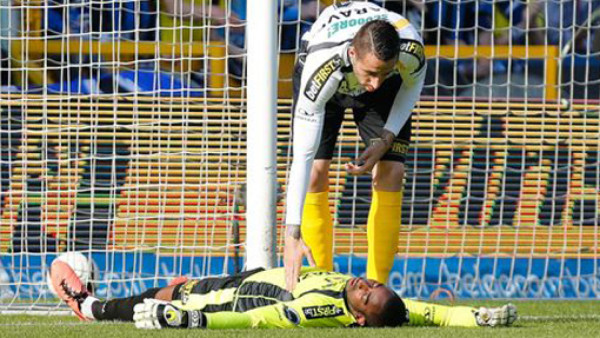 VIDEO: Dramático golpe deja inconsciente a un portero